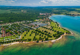 Vista aerea di Camping Park Umag a Istria, Croazia, con costa, aree verdi e piazzole per campeggio.