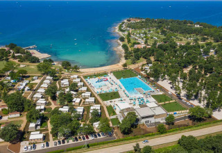 Luftaufnahme vom Camping Park Umag in Istrien, Kroatien, mit Pools, Hütten und Blick aufs Meer