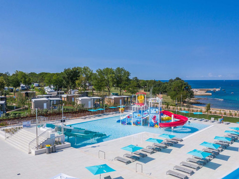 Zwembad en waterpretzone bij Camping Park Umag in Istrië, Kroatië, vlakbij zee en vakantiehuisjes.