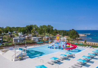 Svømmebassin og vandlegeområde på Camping Park Umag i Istrien, Kroatien, nær havet og feriehytter.