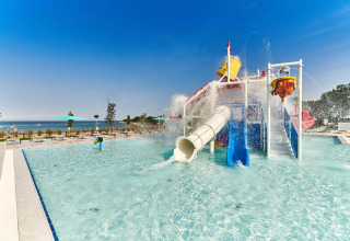 Wasserspielplatz mit Rutschen und Wassereimer im Camping Park Umag, mit Meerblick in Istrien, Kroatien.