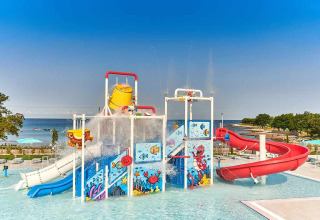 Waterspeeltuin met glijbanen en kleurrijke thema’s in Camping Park Umag, Istrië, Kroatië, dicht bij zee.