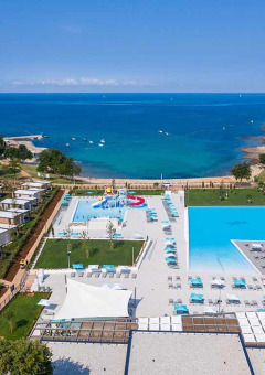 Luftfoto af Camping Park Umag i Istrien, Kroatien med pool, hytter og udsigt over havet.