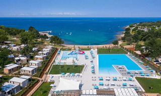 Luftaufnahme des Camping Park Umag in Istrien, Kroatien, mit Pool, Hütten und Meerblick.