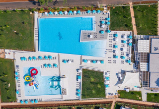Vista aerea di Camping Park Umag in Istria, Croazia, con grandi piscine, scivoli d'acqua e lettini prendisole.