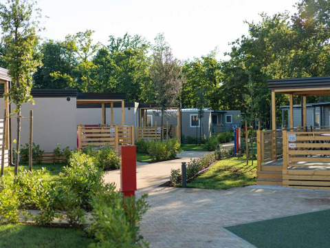 Moderne Mobilheime im Grünen im Camping Park Umag, einem Ferienpark in Istrien, Kroatien.