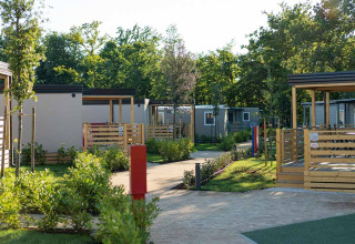 Moderne stacaravans omringd door groen in Camping Park Umag, een vakantiepark in Istrië, Kroatië.