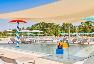 Area piscina per bambini con lettini, ombrelloni e giochi d'acqua al Camping Park Umag, Istria, Croazia.