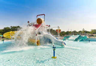Waterspeeltuin met glijbanen en waterspetters in Camping Park Umag, Istrië, Kroatië op een zonnige dag.