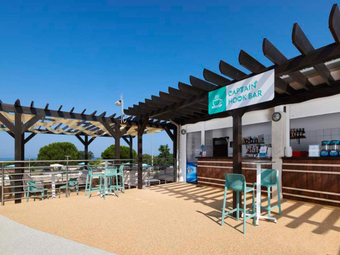 Zona exterior de la Captain Hook Bar en Camping Park Umag, un parque vacacional en Istria, Croacia.