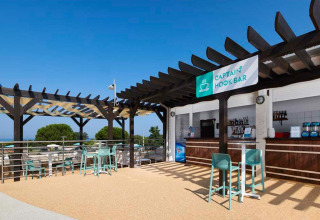 Zona exterior de la Captain Hook Bar en Camping Park Umag, un parque vacacional en Istria, Croacia.
