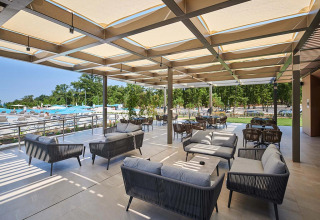 Buitenlounge bij Camping Park Umag, Istrië, Kroatië, met moderne zitjes en zicht op het zwembad.