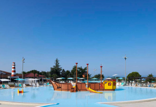 Piscina per bambini con nave pirata nel Camping Park Umag, villaggio turistico in Istria, Croazia.