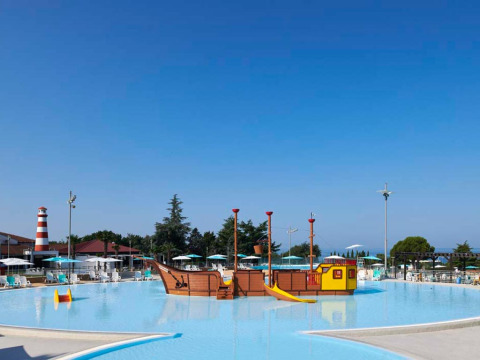 Piscina per bambini con nave pirata nel Camping Park Umag, villaggio turistico in Istria, Croazia.