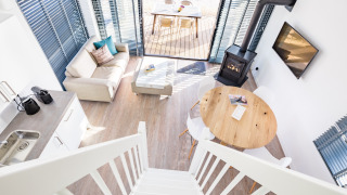 Doorkijk woonkamer en terras lodge - Waterrijk Oesterdam - Tholen, Zeeland, Nederland