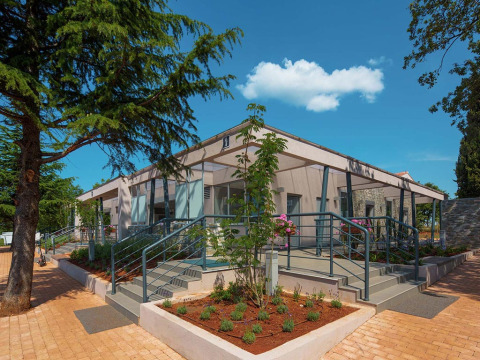 Moderne Gebäude mit Veranda und Garten bei sonnigem Wetter im Camping Park Umag, Istrien, Kroatien.