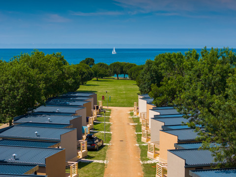 Lodge moderni al Park Riviera Adria Blue Seaside presso Camping Park Umag, Croazia, vicino al mare.
