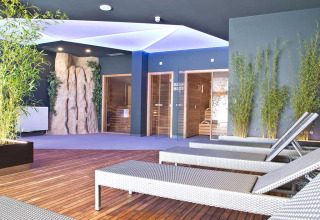 Zona de spa de lujo con tumbonas, plantas de bambú y sauna en Valamar Camping San Marino en Croacia.