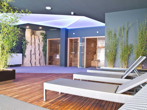 Area spa di lusso con lettini, piante di bambù e sauna al Valamar Camping San Marino in Croazia.