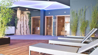 Luxe spa met ligzetels, bamboeplanten en sauna bij Valamar Camping San Marino in Kroatië.