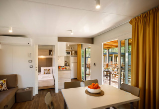Modernes Innendesign einer Lodge im Lopar Garden Home, Valamar Camping San Marino, Kroatien, mit Terrasse.