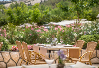 Buiten eethoek bij Valamar Camping San Marino in Kroatië, omgeven door bloemen en groen.