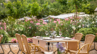 Buiten eethoek in Valamar Camping San Marino, Kroatië, omringd door bloemen en natuur.