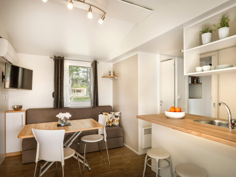 Zona moderna y acogedora de sala y cocina en el lodge San Marino Home de Valamar Camping San Marino, Croacia.