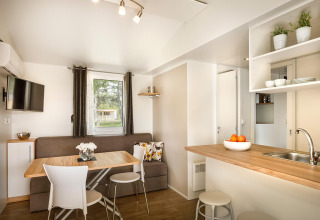 Moderne, gezellige woon- en keukenruimte in San Marino Home-lodge op Valamar Camping San Marino, Kroatië.