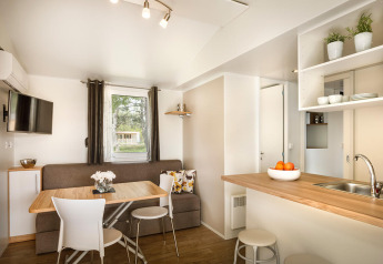 Zona giorno e cucina moderna e accogliente nella lodge San Marino Home al Valamar Camping San Marino, Croazia.