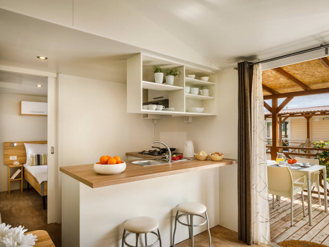 Cuisine moderne du San Marino Home au Valamar Camping San Marino en Croatie, avec terrasse et coin repas extérieur.