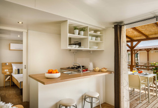 Cuisine moderne du San Marino Home au Valamar Camping San Marino en Croatie, avec terrasse et coin repas extérieur.
