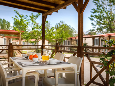 Terrasse extérieure avec table de petit-déjeuner à San Marino Home, Valamar Camping San Marino, Croatie.