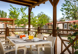 Terrasse mit gedecktem Frühstückstisch im San Marino Home, Valamar Camping San Marino, Kroatien.