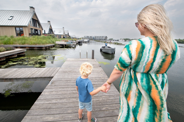 Mère et enfant sur une jetée avec un bateau - Waterrijk Oesterdam - Tholen, Zeeland, Pays-Bas