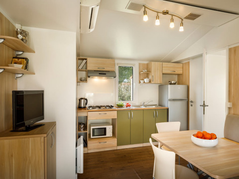 Cocina y comedor modernos en una cabaña de San Marino Home, Valamar Camping San Marino, Croacia.