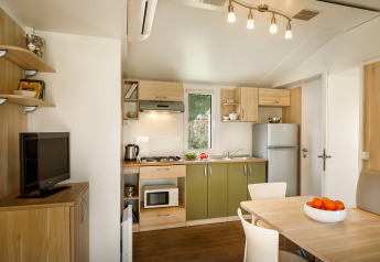 Cucina e zona pranzo moderne in un lodge a San Marino Home, Valamar Camping San Marino, Croazia.