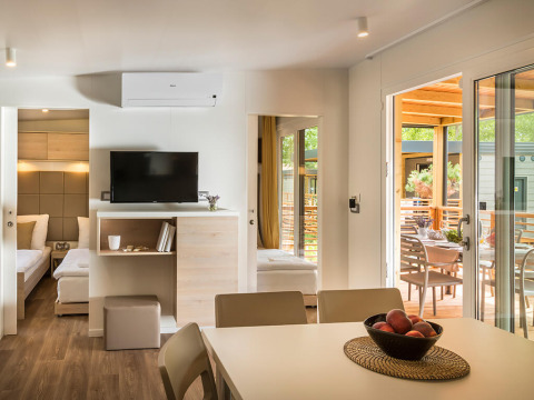 Interior del Lopar Garden Home en Valamar Camping San Marino, Croacia, con decoración moderna y terraza.