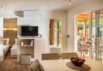 Interno del Lopar Garden Home al Valamar Camping San Marino, Croazia, con arredi moderni e terrazza.