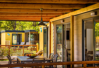 Accogliente terrazza presso Lopar Garden Home al Valamar Camping San Marino in Croazia, con sedute e verde intorno.