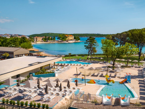 Villaggio turistico con piscine, lettini e accesso alla spiaggia a Valamar Camping Padova, Croazia.