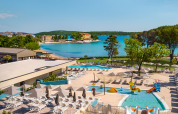 Parque vacacional con piscinas, tumbonas y acceso a la playa en Valamar Camping Padova, Croacia.