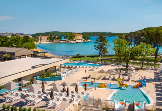 Parc de vacances avec piscines, transats et accès plage à Valamar Camping Padova, en Croatie.