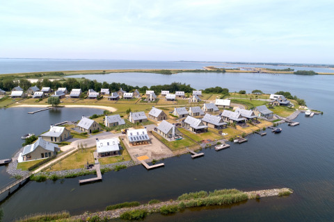Luchtfoto van Oesterdam Resort, een vakantiepark met luxe huisjes aan het water in Zeeland, Nederland.