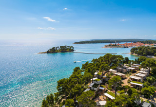 Luchtfoto van Valamar Camping Padova aan zee met pijnbomen en blauwe kust in Primorje-Gorski Kotar, Kroatië.