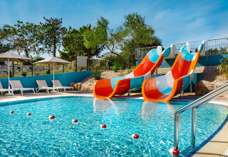 Außenpool mit bunten Wasserrutschen und Liegestühlen im Valamar Camping Padova, Primorje-Gorski Kotar, Kroatien.
