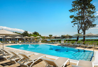 Piscina al aire libre con tumbonas y sombrillas en Valamar Camping Padova, Primorje-Gorski Kotar, Croacia.
