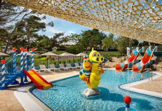 Kindvriendelijk zwembad met kleurrijke glijbanen en figuren bij Valamar Camping Padova, Kroatië.