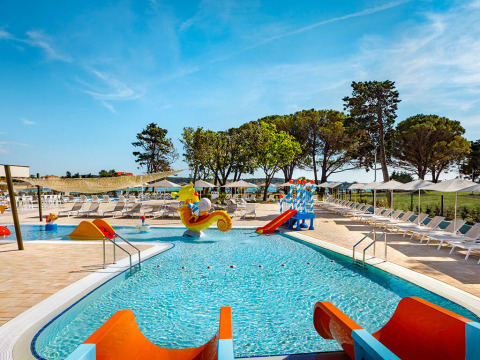 Gezinsvriendelijk zwembad met glijbanen en waterspeelplein bij Valamar Camping Padova, Kroatië.