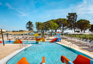 Børnevenligt swimmingpoolområde med vandrutsjebaner og figurer på Valamar Camping Padova i Kroatien.